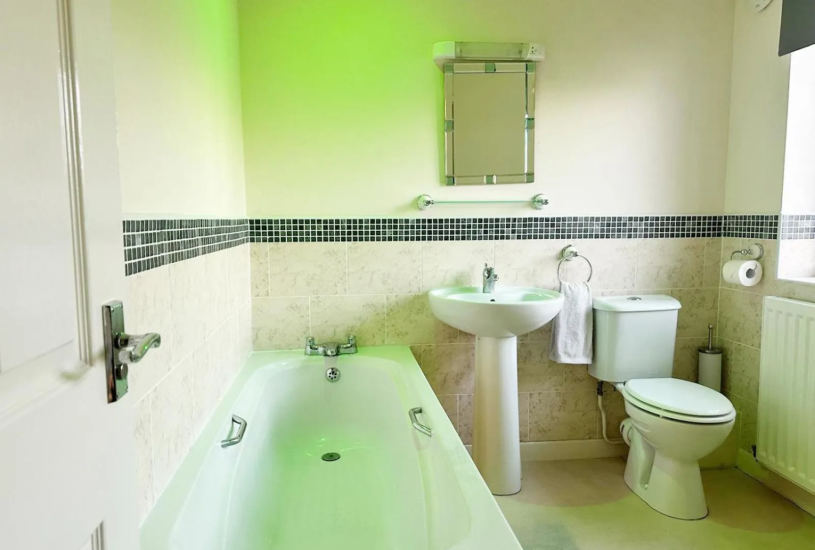 Spacious Luxurious Serviced 6 *