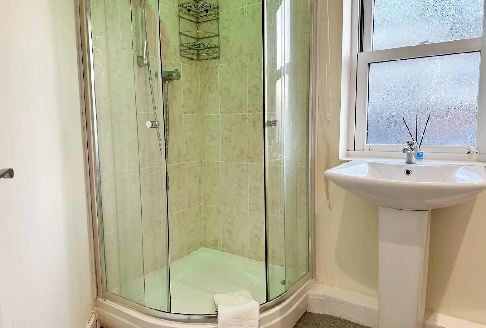 Spacious Luxurious Serviced 6 Barrow-in-Furness