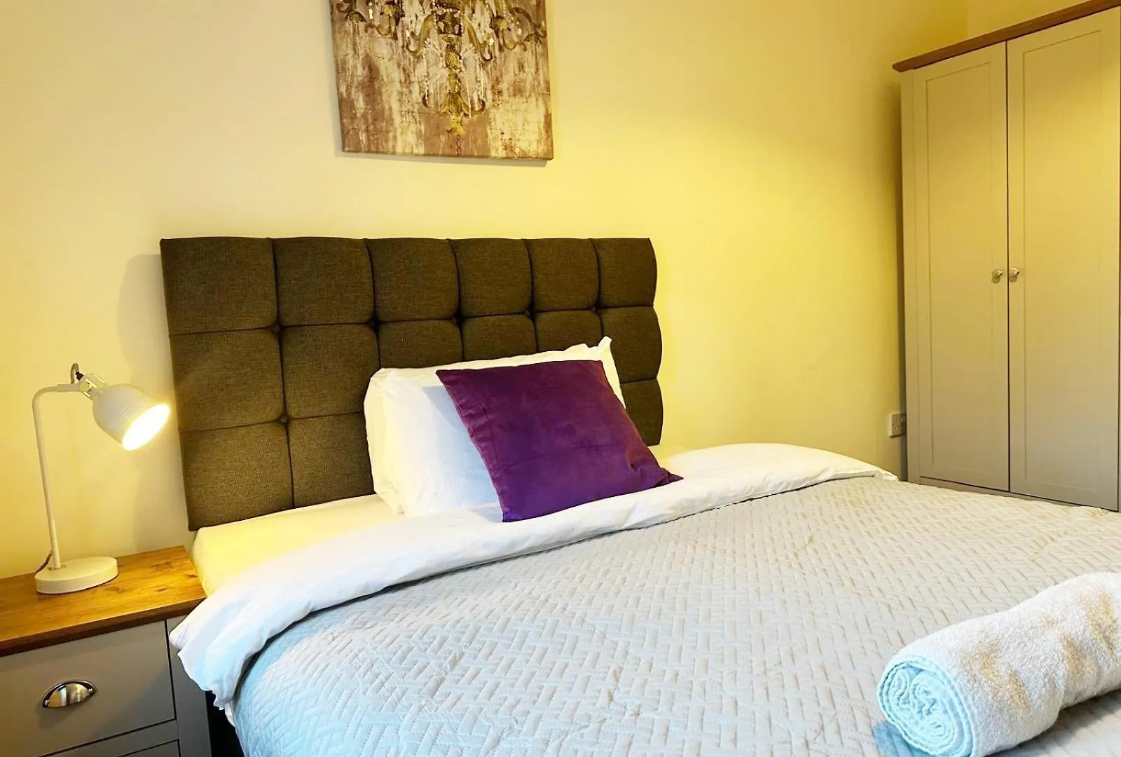 Spacious Luxurious Serviced 6