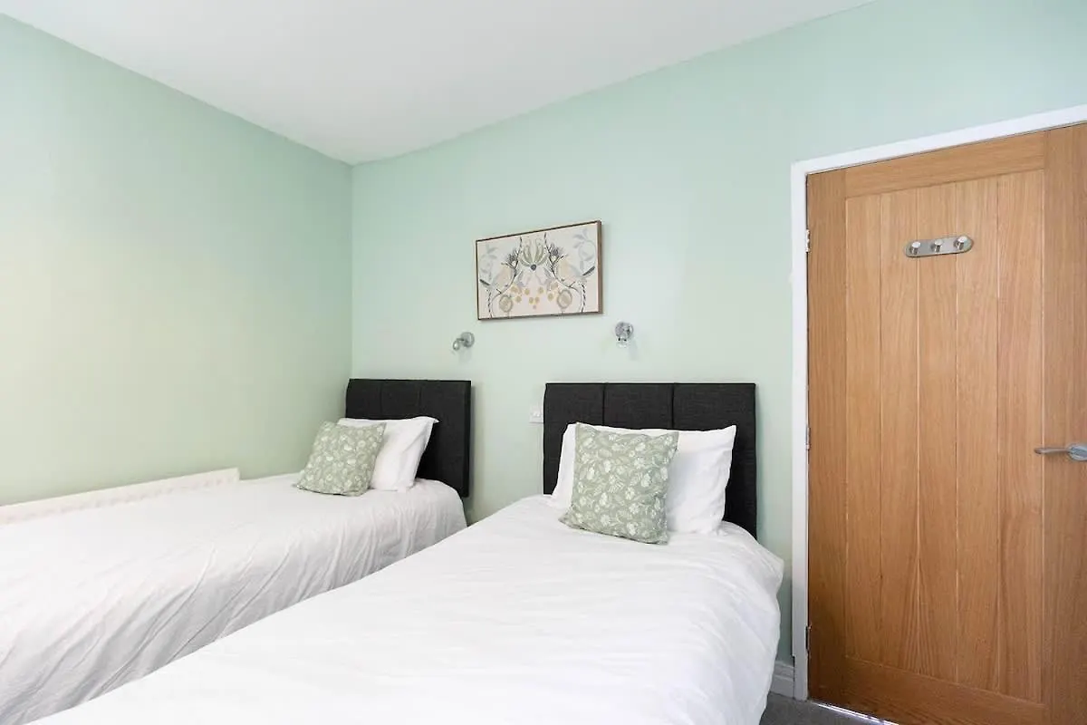 Spacious 4-bed District Getaway For Groups Tatil Evi *