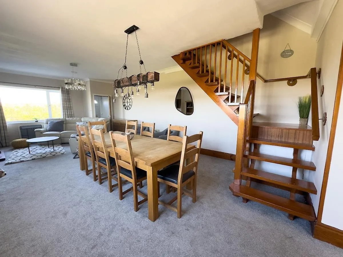 Spacious 4-bed District Getaway For Groups *
