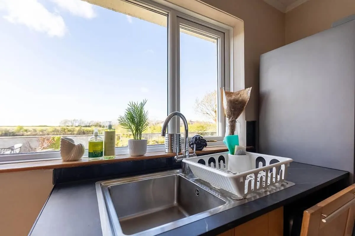 Spacious 4-bed District Getaway For Groups Mealsgate