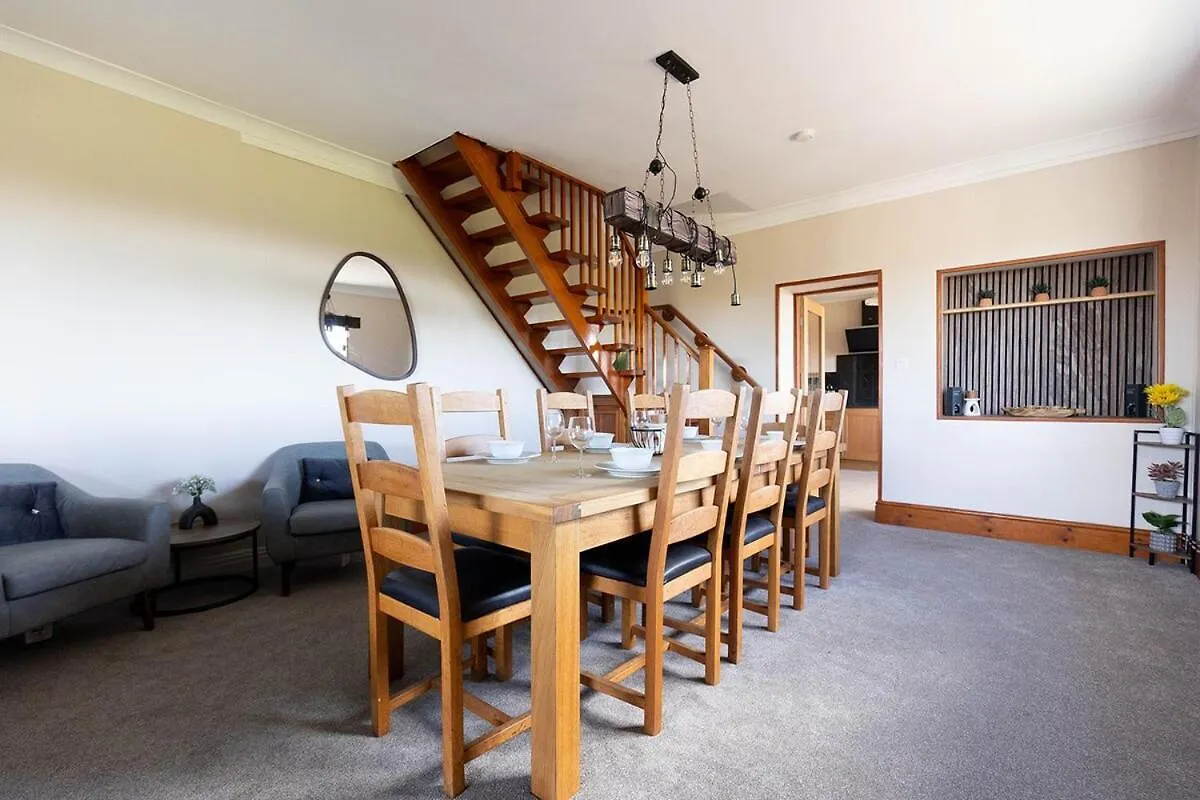 Spacious 4-bed District Getaway For Groups * Mealsgate