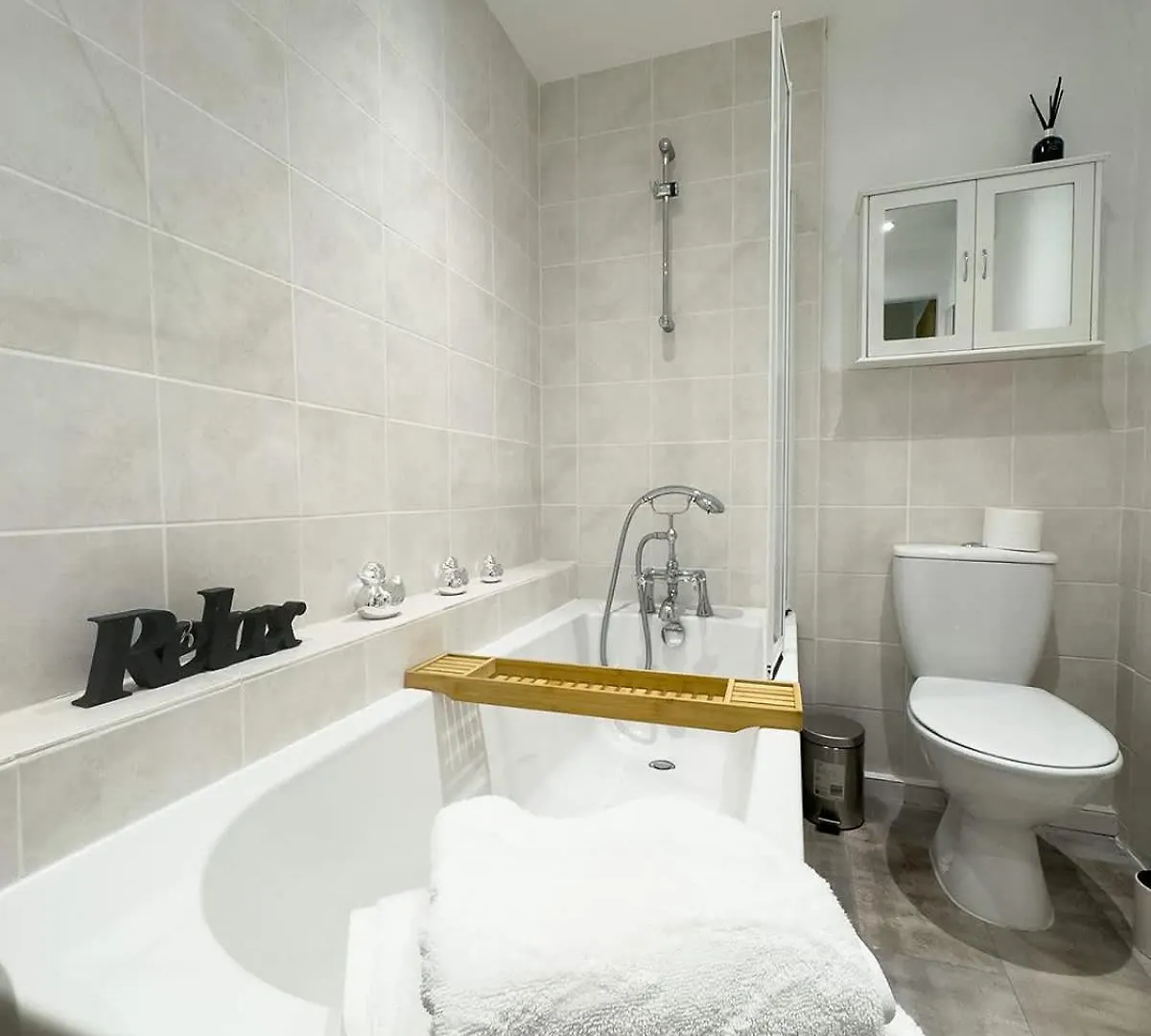 Tatil Evi Spacious 4-bed District Getaway For Groups *