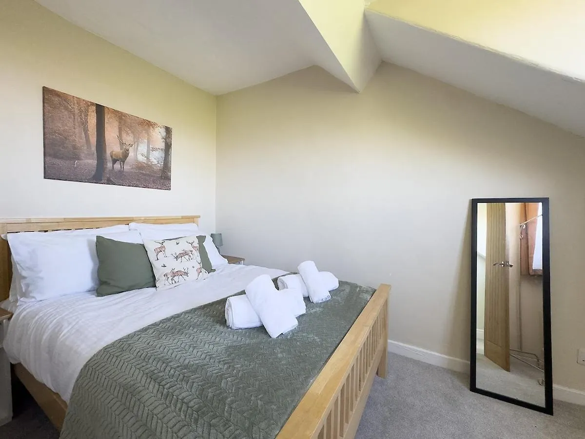 Spacious 4-bed District Getaway For Groups Tatil Evi Mealsgate