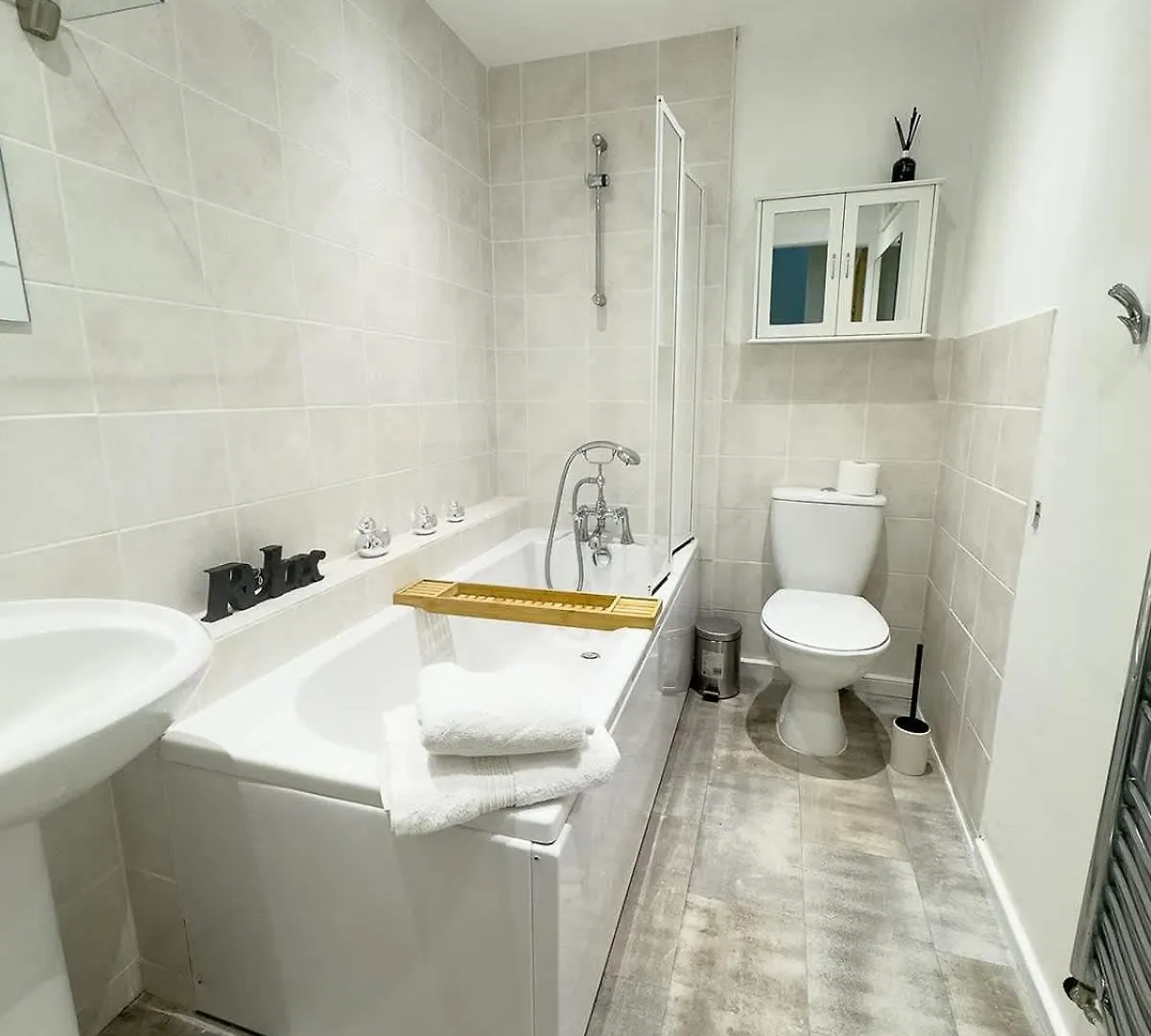 Spacious 4-bed District Getaway For Groups Mealsgate