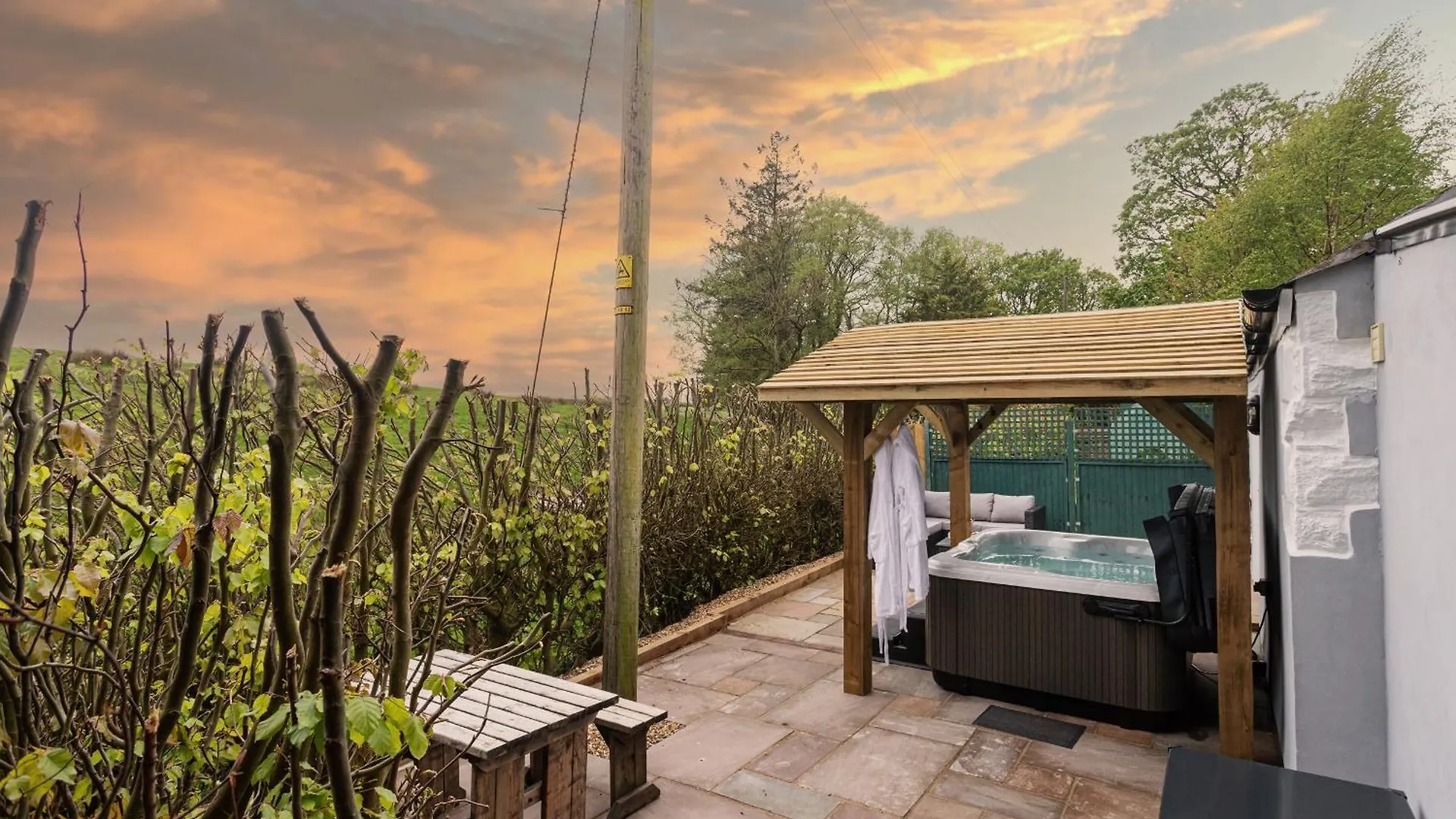 Scenery Hill Hideaways The Coach House Charming Retreat With Jacuzzi And Bbq Hut Near The District Casa vacanze *