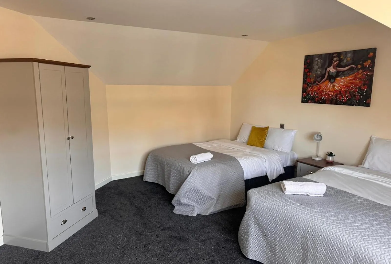 Spacious Luxurious Serviced 6 Holiday home