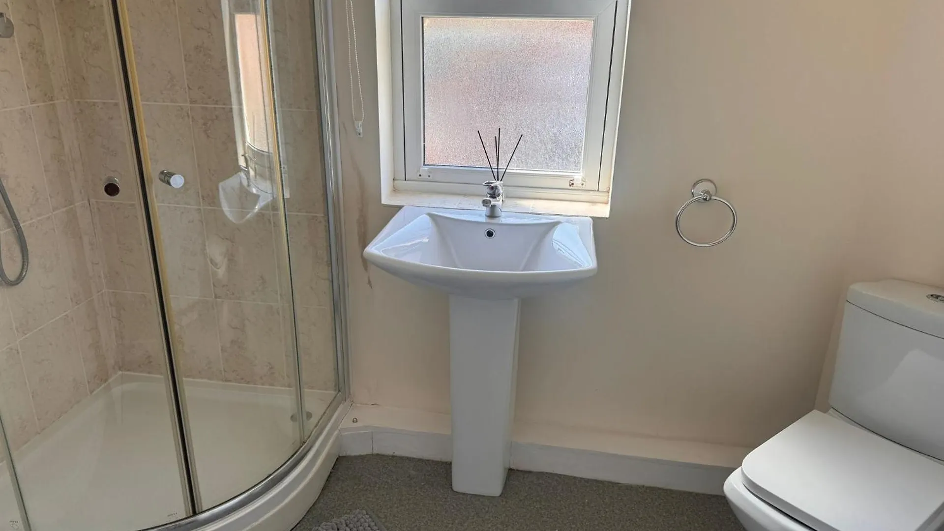 Spacious Luxurious Serviced 6