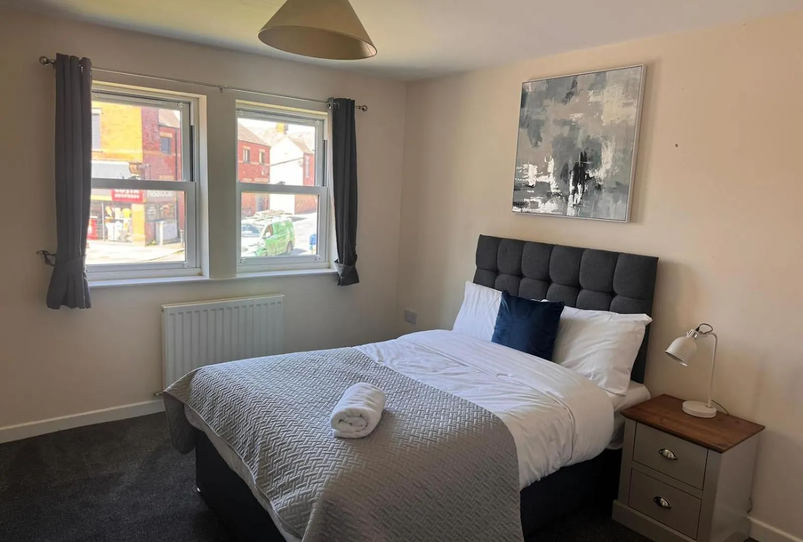 Spacious Luxurious Serviced 6
