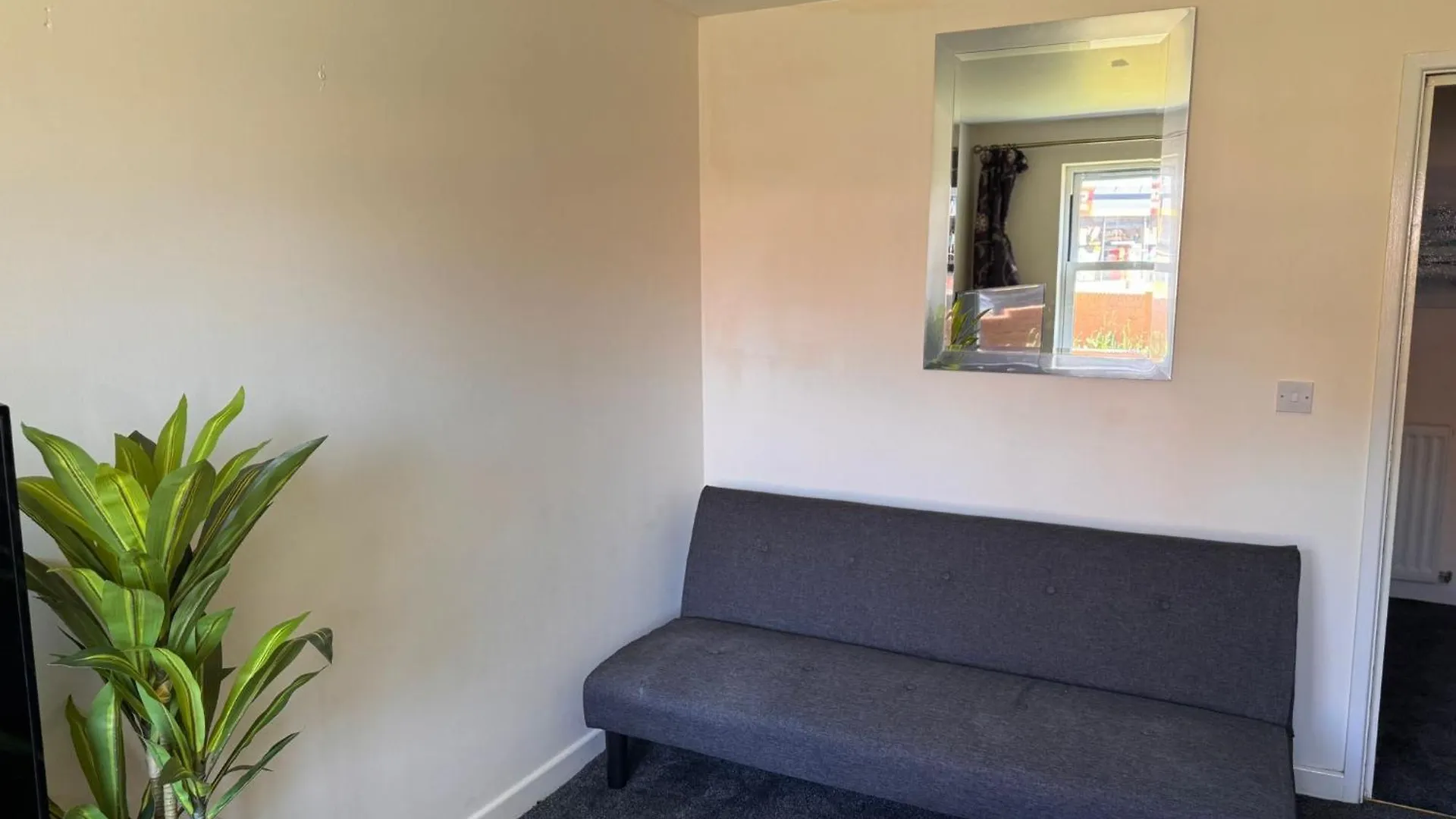 Spacious Luxurious Serviced 6