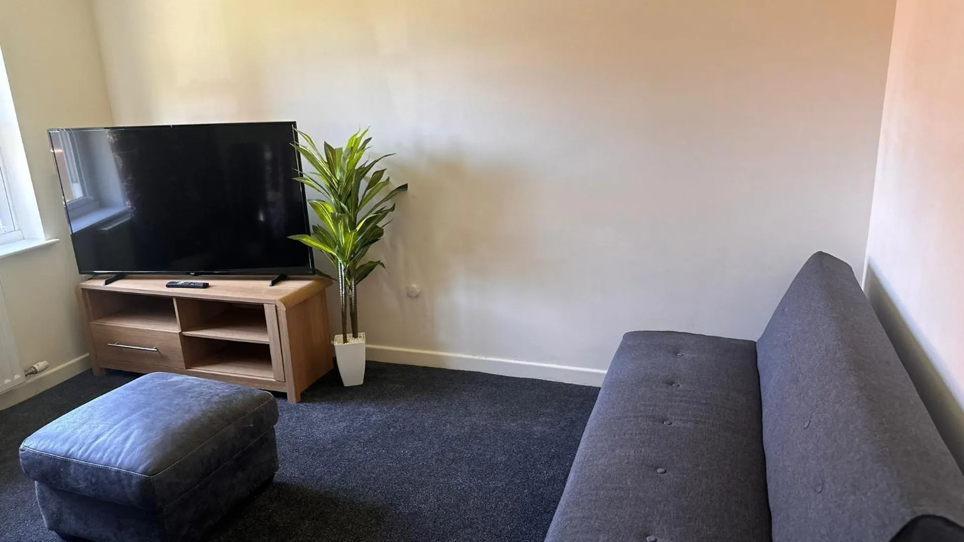 Spacious Luxurious Serviced 6 *