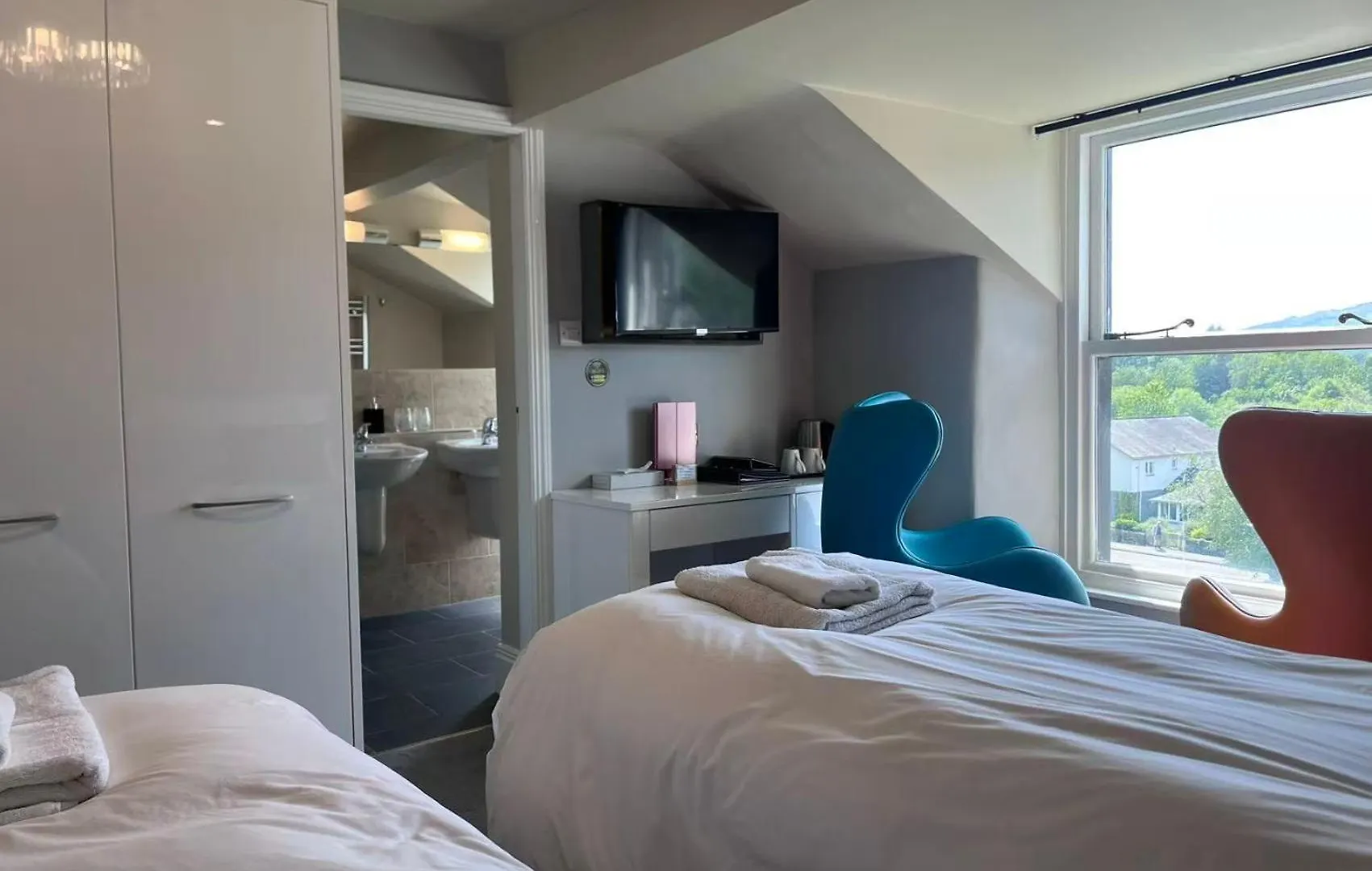 & - Stylish With Breathtaking Views - Longer, Save 4*