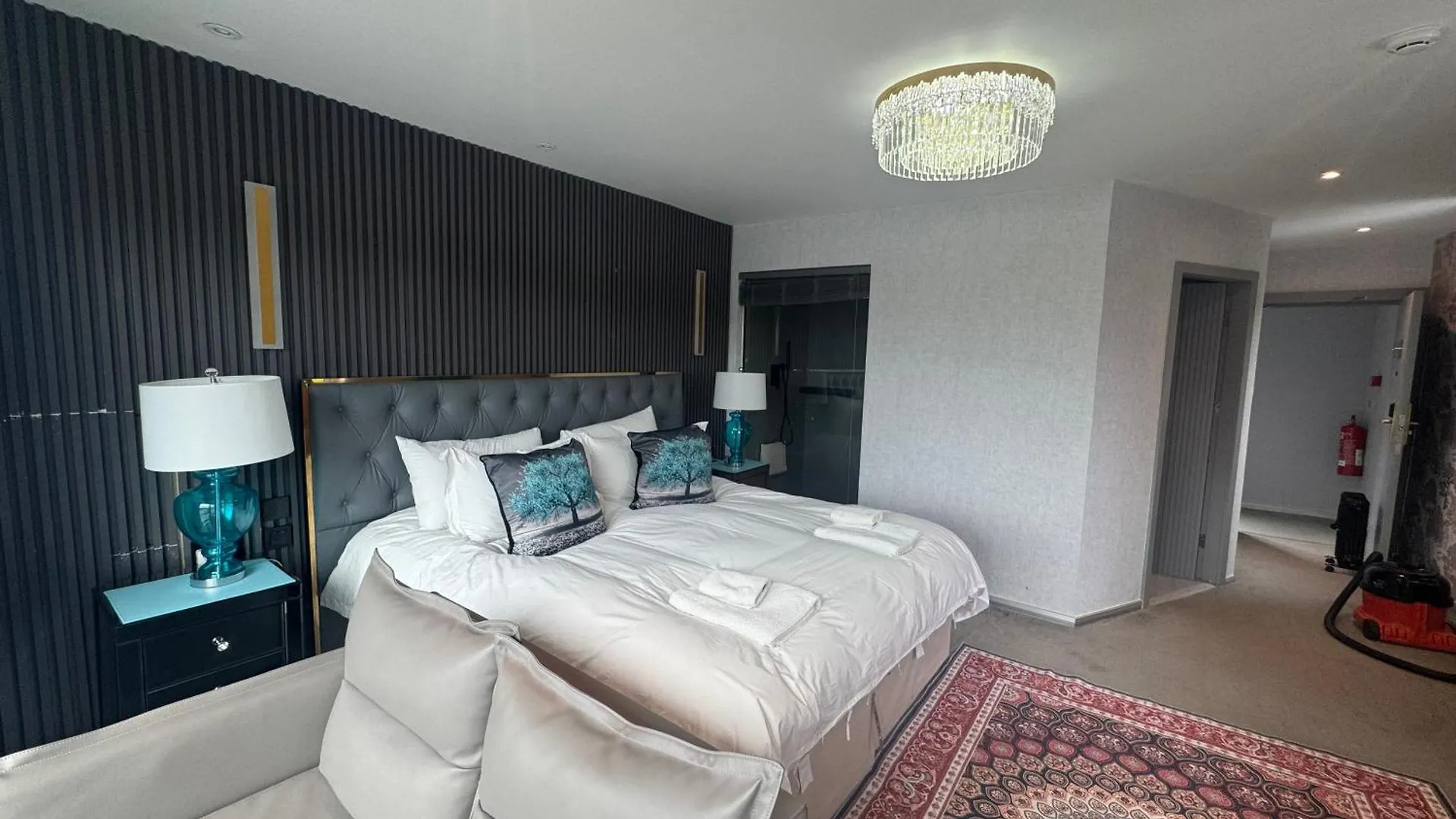 & - Stylish With Breathtaking Views - Longer, Save