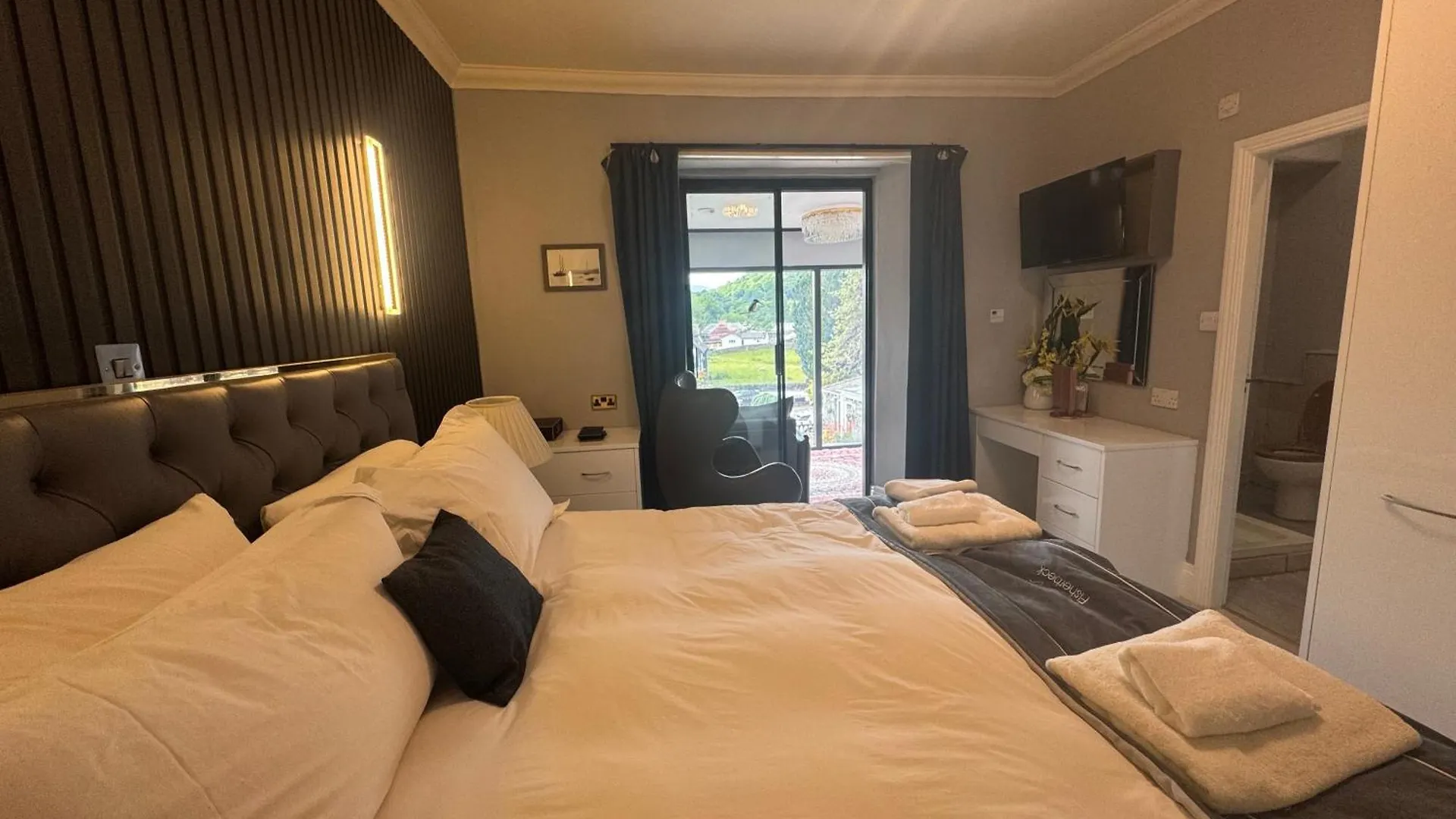 & - Stylish With Breathtaking Views - Longer, Save Hotel