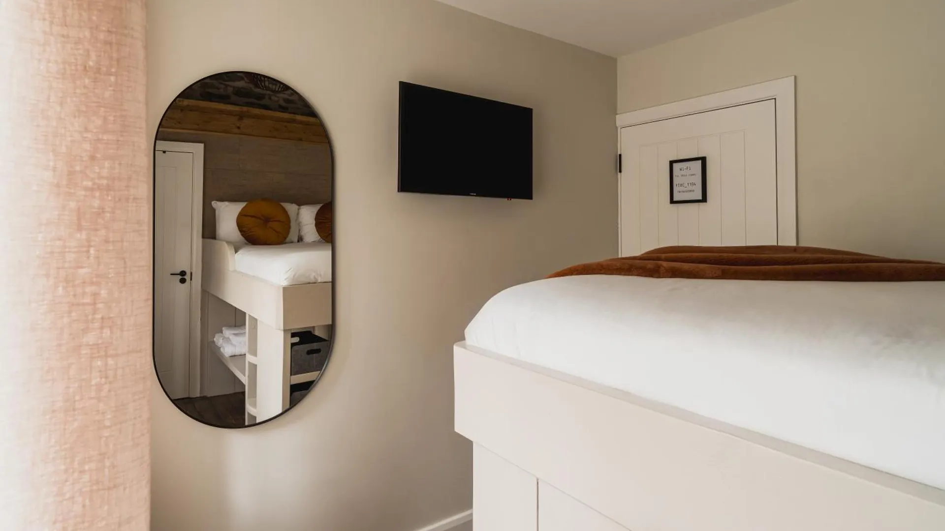 Ferry View Cottage, 3 Bed En-suite, Hot Tub * Bowness-on-Windermere