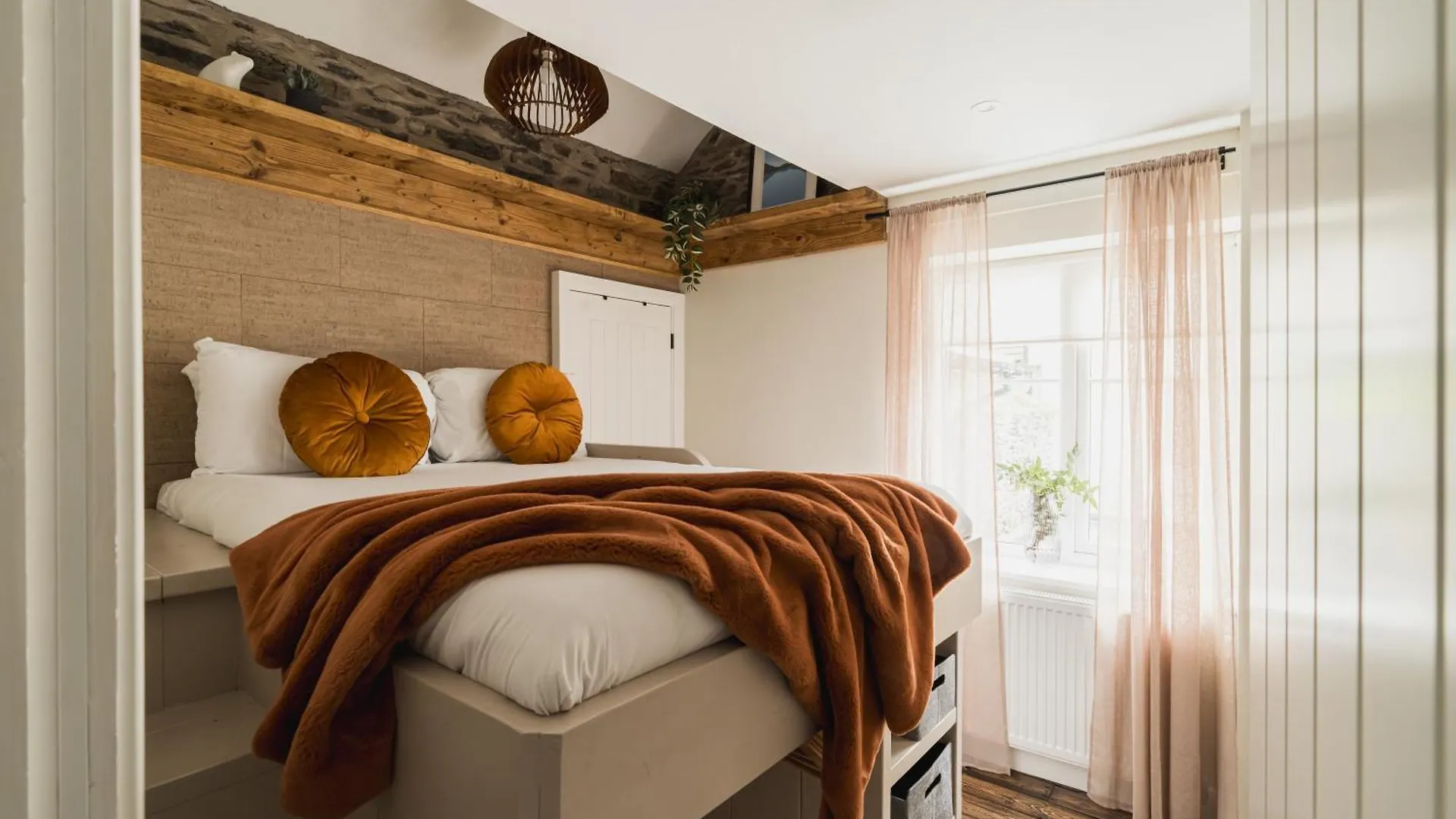 Ferry View Cottage, 3 Bed En-suite, Hot Tub * Bowness-on-Windermere