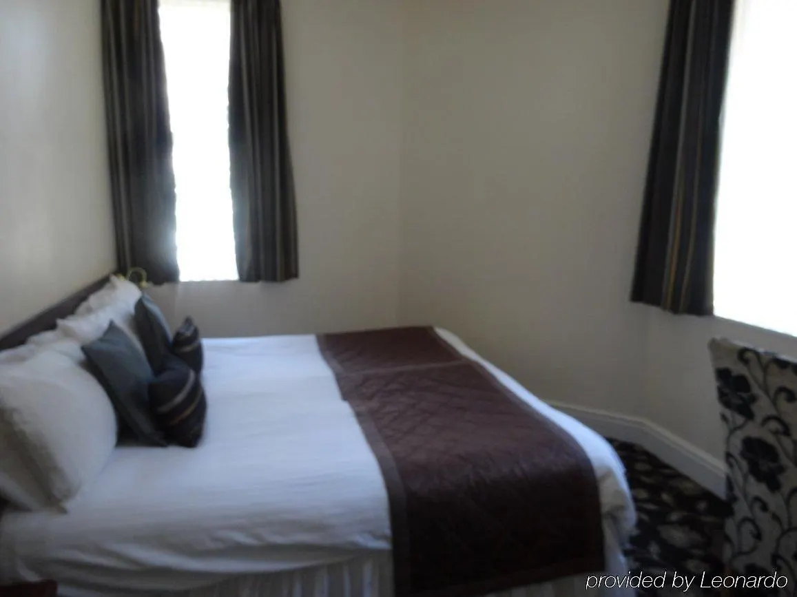 Waverley Hotel 3*