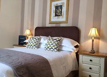 West Vale Country House *