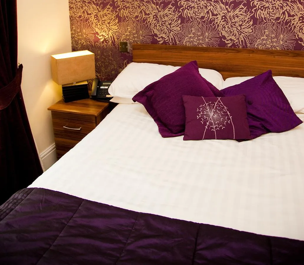 Hotel Chequers 4*