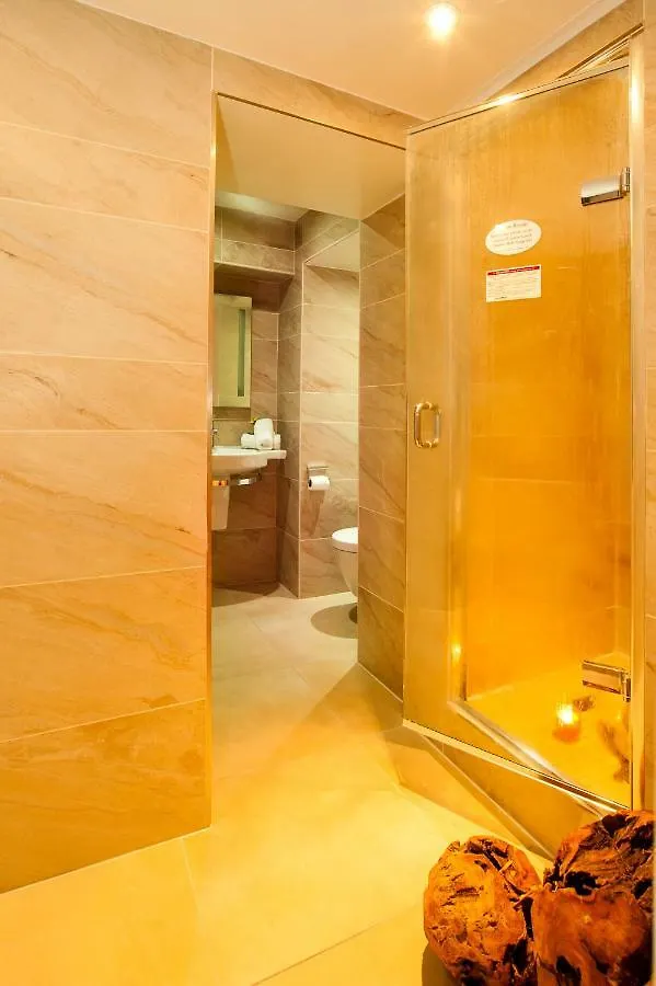 Boutique & Hot Tubs מלון