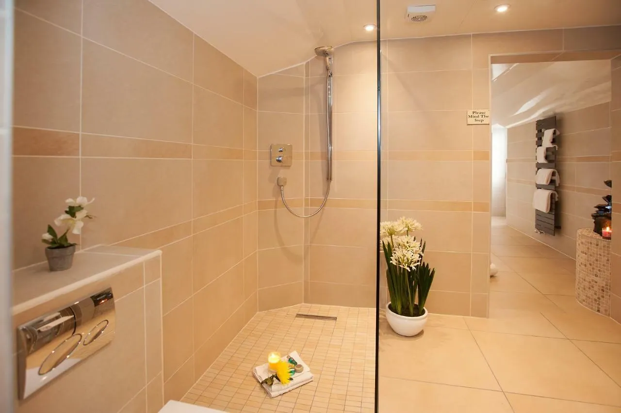 Boutique & Hot Tubs 4* ווינדרמר
