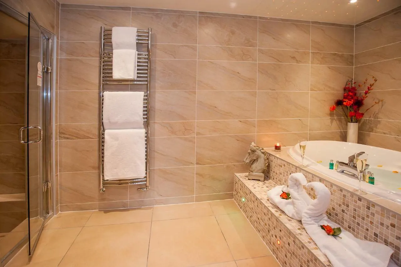 Boutique & Hot Tubs ווינדרמר